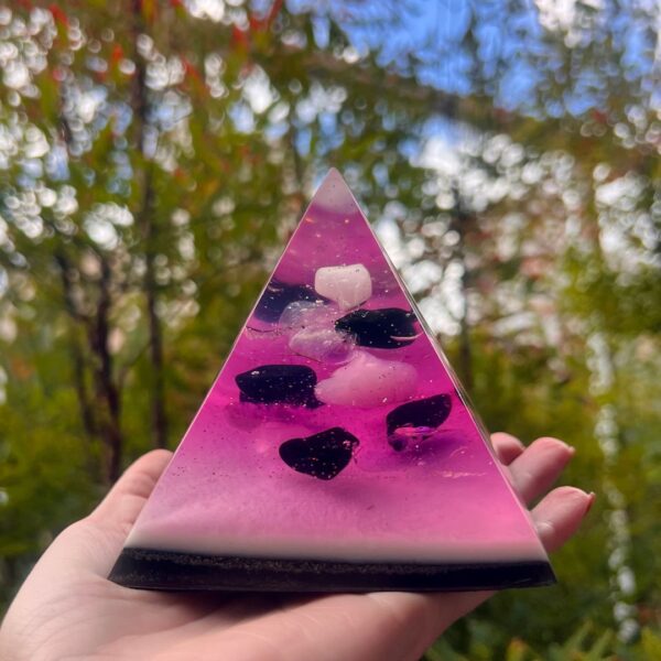 Orgonite Pirâmide 9cm - Quartzo Rosa, Ametista e Turmalina - Imagem 3