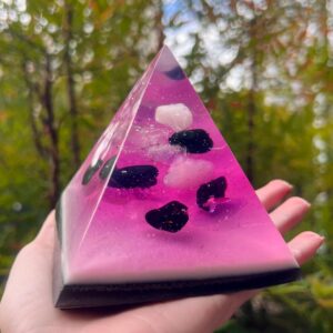 Orgonite Pirâmide 9cm - Quartzo Rosa, Ametista e Turmalina