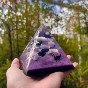 Orgonite Pirâmide 9cm - Ametista, Cacoxenita e Turmalina Negra