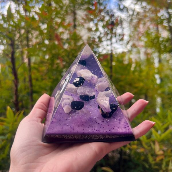 Orgonite Pirâmide 9cm - Ametista, Cacoxenita e Turmalina Negra - Imagem 2