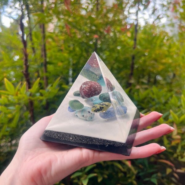 Orgonite Pirâmide 9cm - Granada, Quartzo Verde, Jade Nefrida, Quartzo Azul e Amazonita - Imagem 2