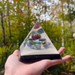 Orgonite Pirâmide 9cm - Granada, Quartzo Verde, Jade Nefrida, Quartzo Azul e Amazonita