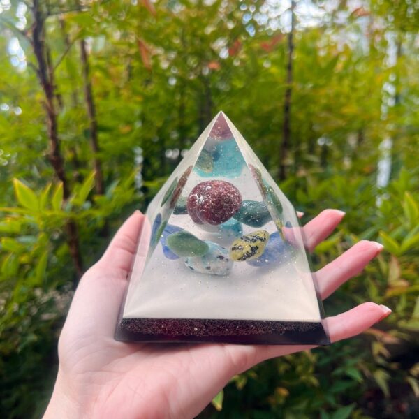 Orgonite Pirâmide 9cm - Granada, Quartzo Verde, Jade Nefrida, Quartzo Azul e Amazonita - Imagem 3