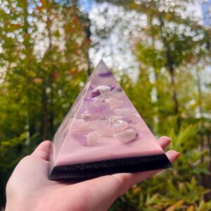 Orgonite Pirâmide 9cm - Quartzo Rosa, Ametista e Cacoxenita
