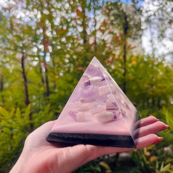 Orgonite Pirâmide 9cm - Quartzo Rosa, Ametista e Cacoxenita - Imagem 2