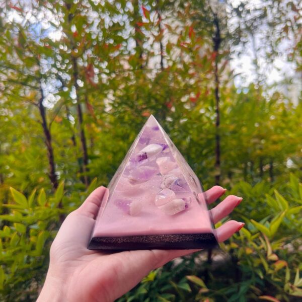 Orgonite Pirâmide 9cm - Quartzo Rosa, Ametista e Cacoxenita - Imagem 3