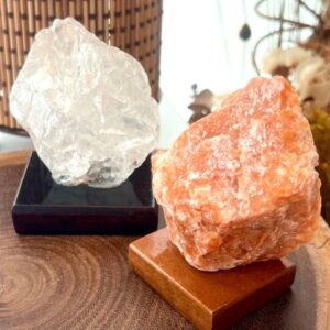 Dupla de Cristal Quartzo Transparente e Calcita Laranja na base de madeira