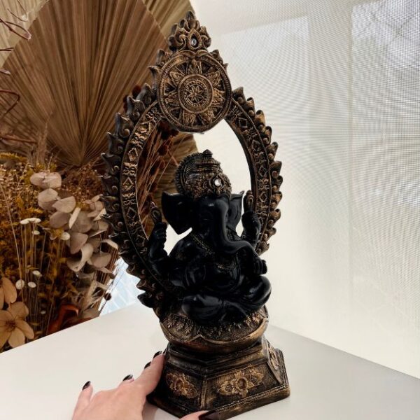 Escultura de Ganesha no altar 35cm - Branco e Preto - Imagem 3
